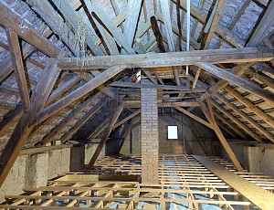 Zateplení stropu rodinného domu pomocí foukané izolace